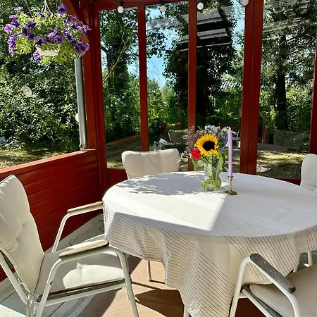 Retro Charm In Red In Lovely Surroundings בית נופש