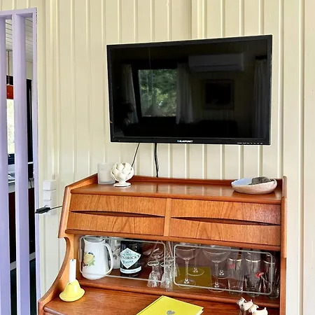 Retro Charm In Red In Lovely Surroundings בית נופש