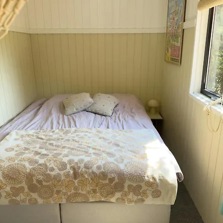 בית נופש Retro Charm In Red In Lovely Surroundings