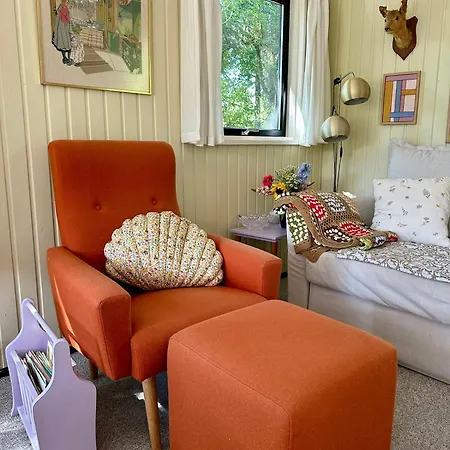 Retro Charm In Red In Lovely Surroundings בית נופש